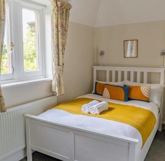 New Forest District House | Historic 2 bed gatehouse in private parkland