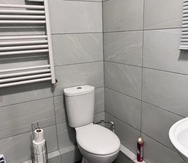 Kettering Apartment | HIVESTAYS Free Wi-Fi, Smart TV, Parking, Tea &Coffee