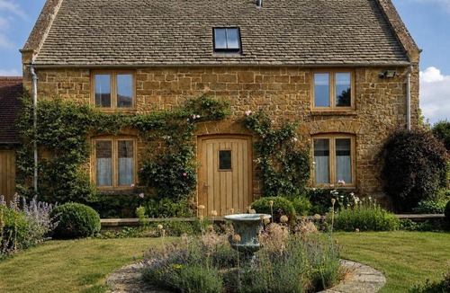 Chipping Norton House | Hobbs Hole Cottage & Studio