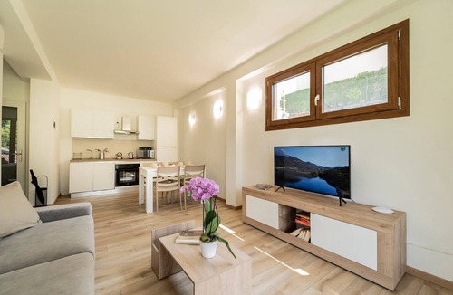 Carlazzo Apartment | Holiday Apartment "8" with Lake View, Shared Pool & Wi-Fi