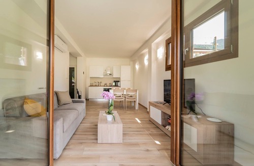 Carlazzo Apartment | Holiday Apartment "8" with Lake View, Shared Pool & Wi-Fi
