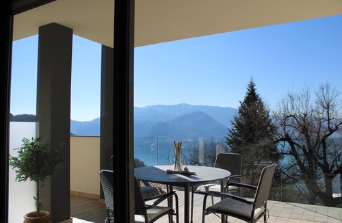 Perledo Apartment | Holiday Apartment "The Panoramic Suite" with Lake View, Shared Pool & Wi-Fi