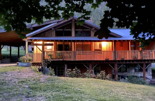 Central Kootenay House | Holiday Creek Vacation Rental