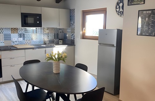 Gavirate House | Holiday Home 'Beut Home 2 Apartment' with Lake View, Wi-Fi and Air Conditioning