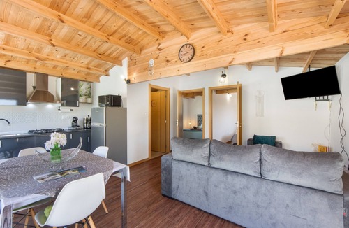 Ponte de Vagos House | Holiday Home 'Casinha Saragoça E Vergueiro' with Shared Pool, Wi-Fi & Air Conditioning