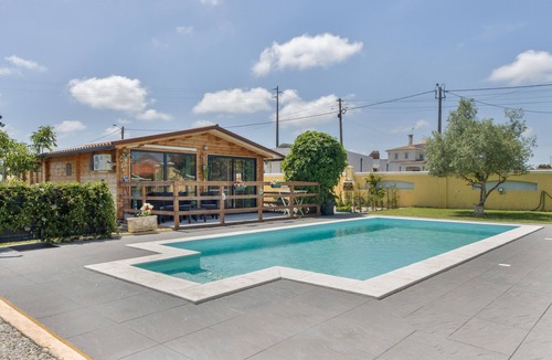 Ponte de Vagos House | Holiday Home 'Casinha Saragoça E Vergueiro' with Shared Pool, Wi-Fi & Air Conditioning