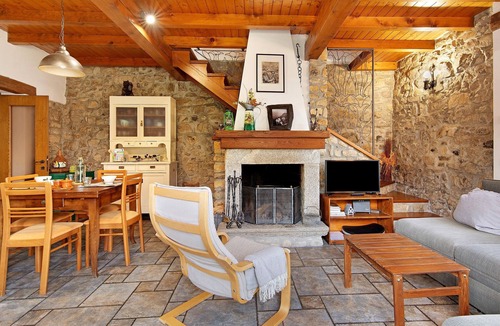 Dizzasco House | Holiday Home 'Tra Lago e Monti' near Argegno with Lake View, Private Terrace & Parking