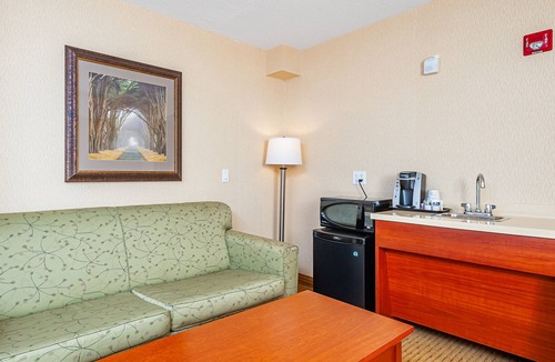 Bowmanville Hotel | Holiday Inn Express Hotel & Suites CLARINGTON - BOWMANVILLE by IHG