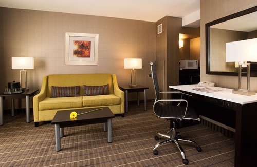 Mississauga Hotel | Holiday Inn Hotel & Suites Mississauga, an IHG Hotel