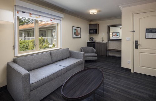 Saanich Hotel | Holiday Inn Victoria Elk Lake by IHG