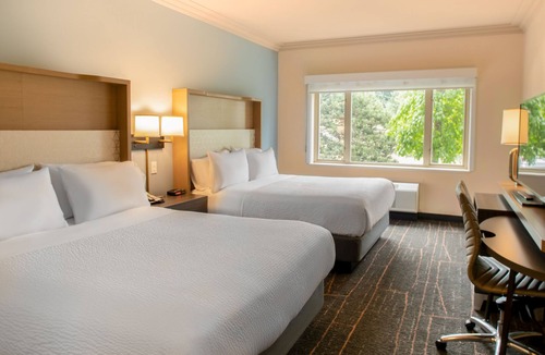 Saanich Hotel | Holiday Inn Victoria Elk Lake by IHG