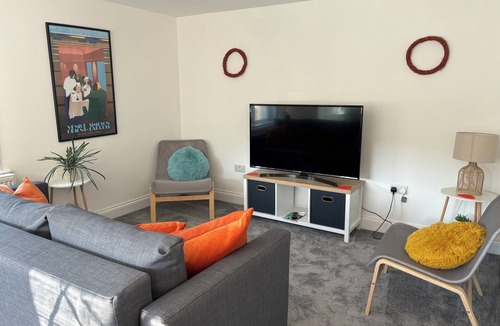Meads House | Hollywell Stays, Meads View – Spacious Two‑Floor Apartment with Village Views