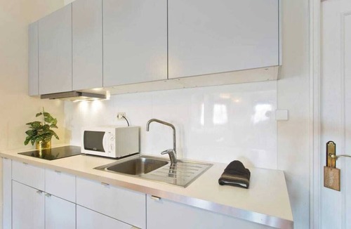 Uniao de Freguesias do Centro Apartment | HostWise - Spacious Sunny Flat | Ace Location