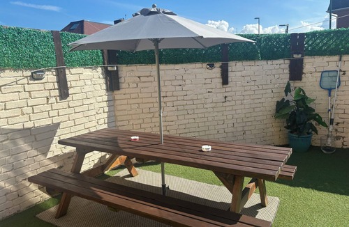 Southwick House | House 2 mins from Beach with Hot tub & Sauna