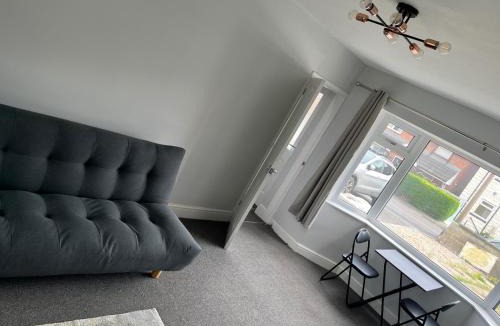Ilkeston House | House - Sleeps 4-6 - Parking - Pet friendly