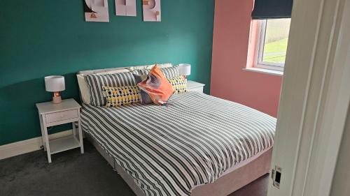Geddington House | House Sleeps 8 with WiFi