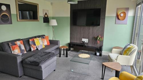 Geddington House | House Sleeps 8 with WiFi