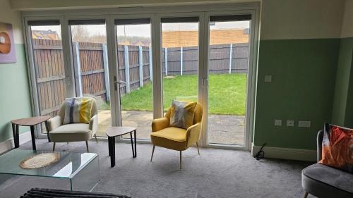 Geddington House | House Sleeps 8 with WiFi