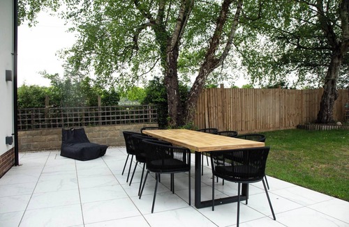 Checkendon House | House Sleeps 10 with Enclosed Garden