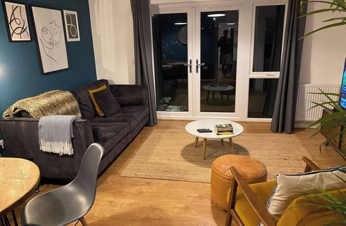 Giltbrook House | House-Sleeps3-Parking-Garden-PetFriendly