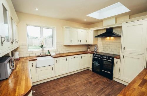 Littleover House | Huge 4 Bed Family Home in Derbyshire with Parking