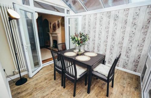 Littleover House | Huge 4 Bed Family Home in Derbyshire with Parking