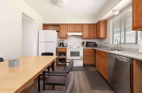Riley Park Apartment | Huge 4 Bedroom Upper Suite