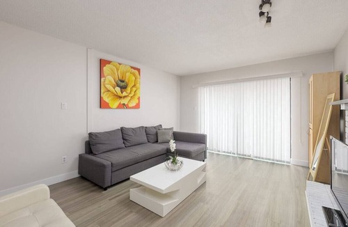 Riley Park Apartment | Huge 4 Bedroom Upper Suite