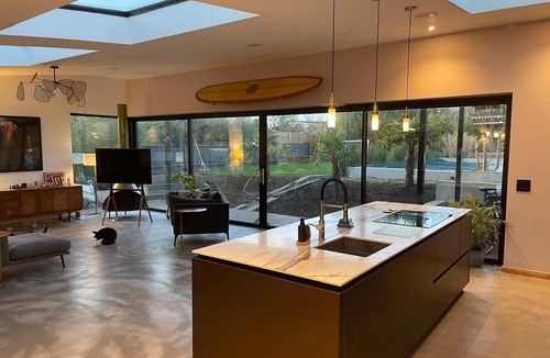 Hove House | Huge home in central Hove with heated swimming pool and indoor table tennis.