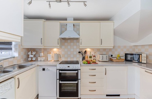 Milton Keynes House | Hunsbury House Sleeps 5 SkyTV Free Parking Self-Check-In Yoko Property