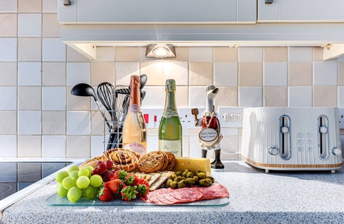 Milton Keynes House | Hunsbury House Sleeps 5 SkyTV Free Parking Self-Check-In Yoko Property