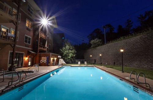 Hunter Condo | Hunter Mountain 2BR | Fireplace & Jacuzzi