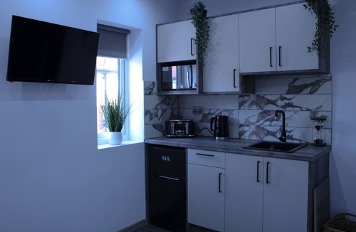 Peterborough Apartment | Ideal Wok Stay Studio 4 - Ensuite, Kitchenette & Communal Area