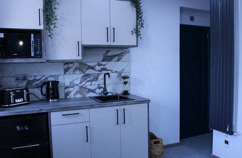 Peterborough Apartment | Ideal Wok Stay Studio 4 - Ensuite, Kitchenette & Communal Area