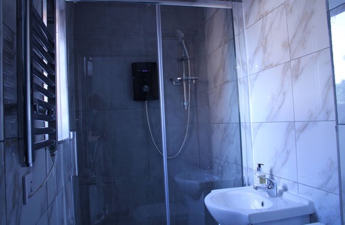 Peterborough Apartment | Ideal Wok Stay Studio 4 - Ensuite, Kitchenette & Communal Area