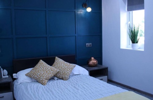 Peterborough Apartment | Ideal Wok Stay Studio 4 - Ensuite, Kitchenette & Communal Area