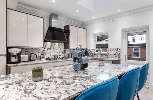 Loxford House | Ilford Gem: Your Stylish, Central 4BR Home For 10