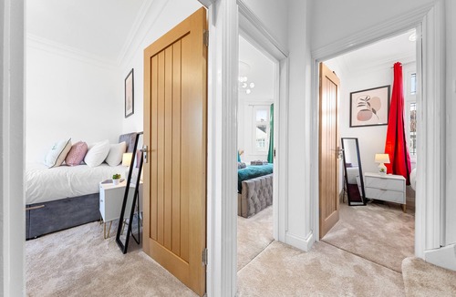 Loxford House | Ilford Gem: Your Stylish, Central 4BR Home For 10
