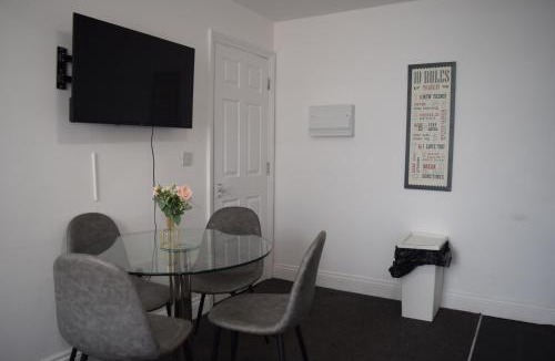 Ilkeston Apartment | Ilkeston 2BR 3Bed Apartment w'Smart TV & WiFi