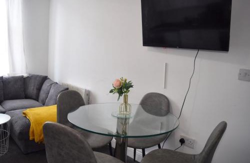 Ilkeston Apartment | Ilkeston 2BR 3Bed Apartment w'Smart TV & WiFi
