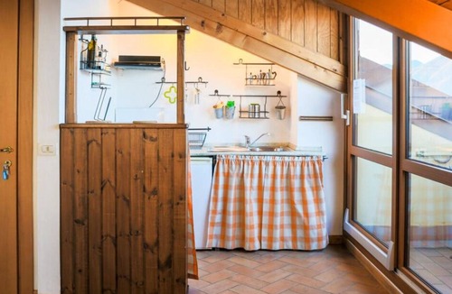 Bellano Apartment | Immersed in the breathtaking beauty of Lake Como, there is an elegantly restored historic building from the early 1900s. The building is located in a strategic position, just 300 meters from the railway station and a few steps from the ferry landing. Con