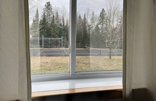 Armour Cottage | Indoor Saltwater Heated Pool w/Tennis & Multi-Sport Court, Burk's Falls
