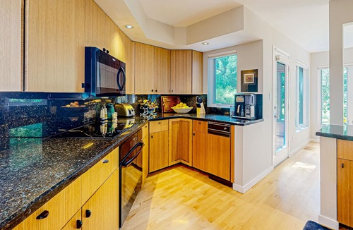 Eagle-Vail House | Inviting getaway with private hot tub, fireplace, firepit & on-site pool/tennis