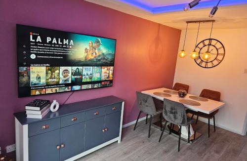 Northampton Villa | Jasmin's House, 2 bedroom, Private Parking