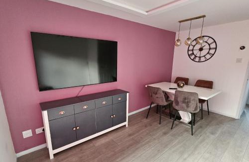 Northampton Villa | Jasmin's House, 2 bedroom, Private Parking