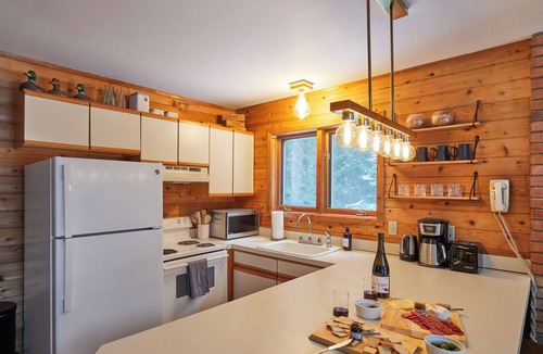 Tannersville Cabin | Kaaterskill Retreat~Hot Tub~Fire Pit~Hiking~BBQ