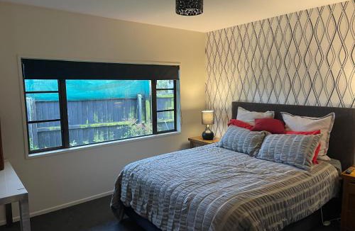 Kaiapoi House | Kaiapoi Village Deluxe Room with En-Suite Bathroom