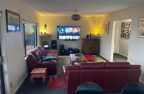 Kaiapoi House | Kaiapoi Village Deluxe Room with En-Suite Bathroom