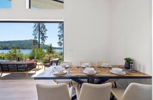 Shawnigan Lake House | Kelly's Sunset Lake Retreat