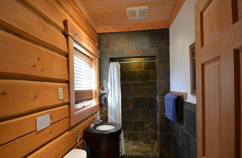 Blaeberry Cabin | Kicking Horse Kabins - LUXURY LOGHOME WITH HOT TUB
